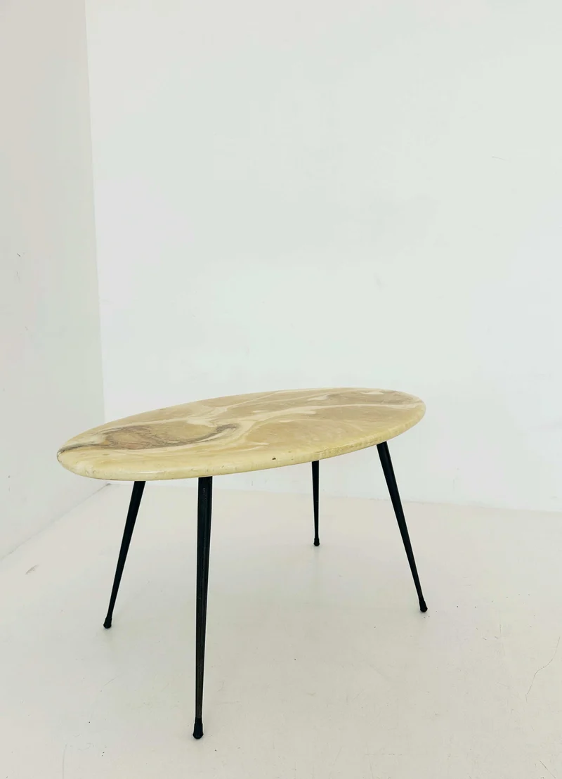 Tavolino con piano finto marmorizzato gambe in metallo verniciato