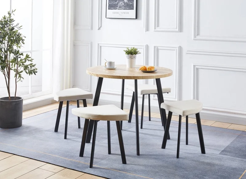 Set tavolo da pranzo in legno con 4 sgabelli beige IRINA