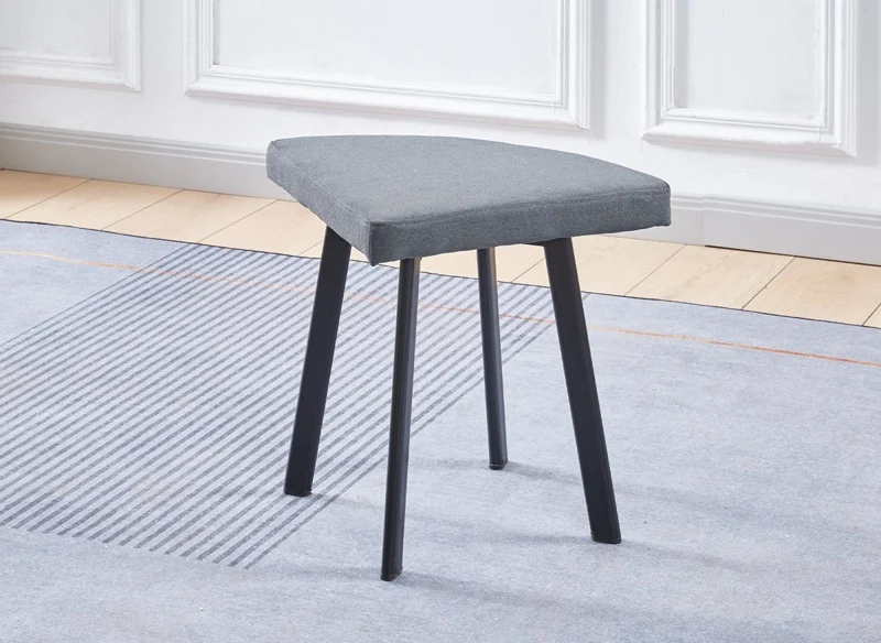 Set tavolo da pranzo in legno grigio chiaro con 4 sgabelli grigi IRINA