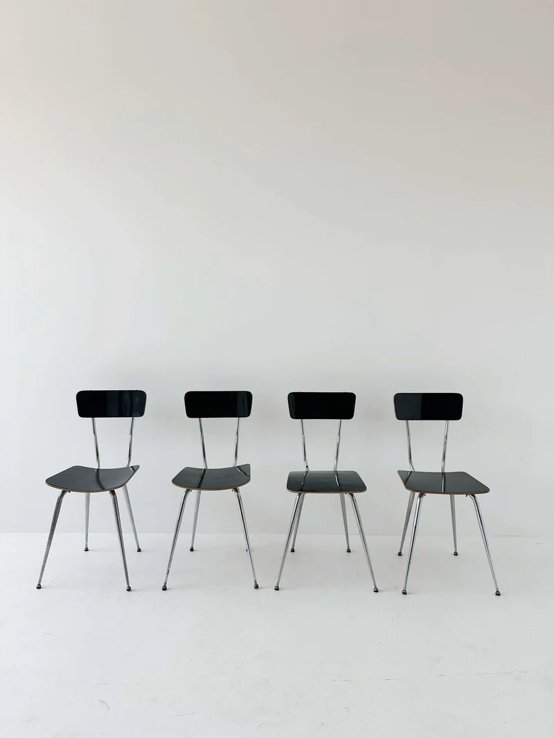 Quattro sedie in formica