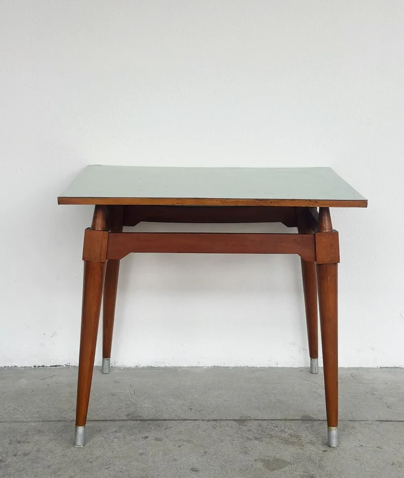 Piccolo tavolo con piano in formica