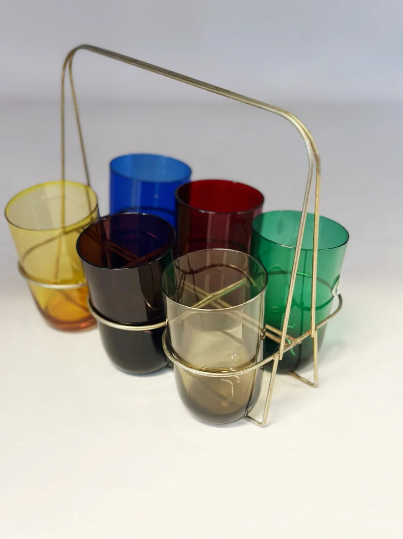 Sei bicchieri colorati con portabicchieri