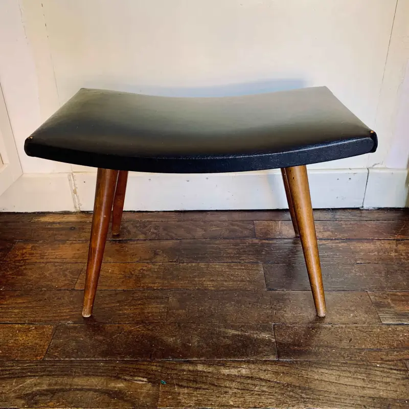 Sgabello vintage in legno con seduta in pelle nera - Olanda 1960