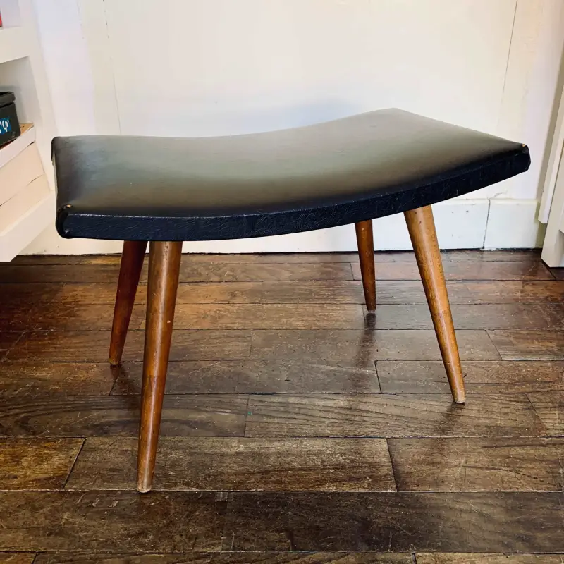 Sgabello vintage in legno con seduta in pelle nera - Olanda 1960