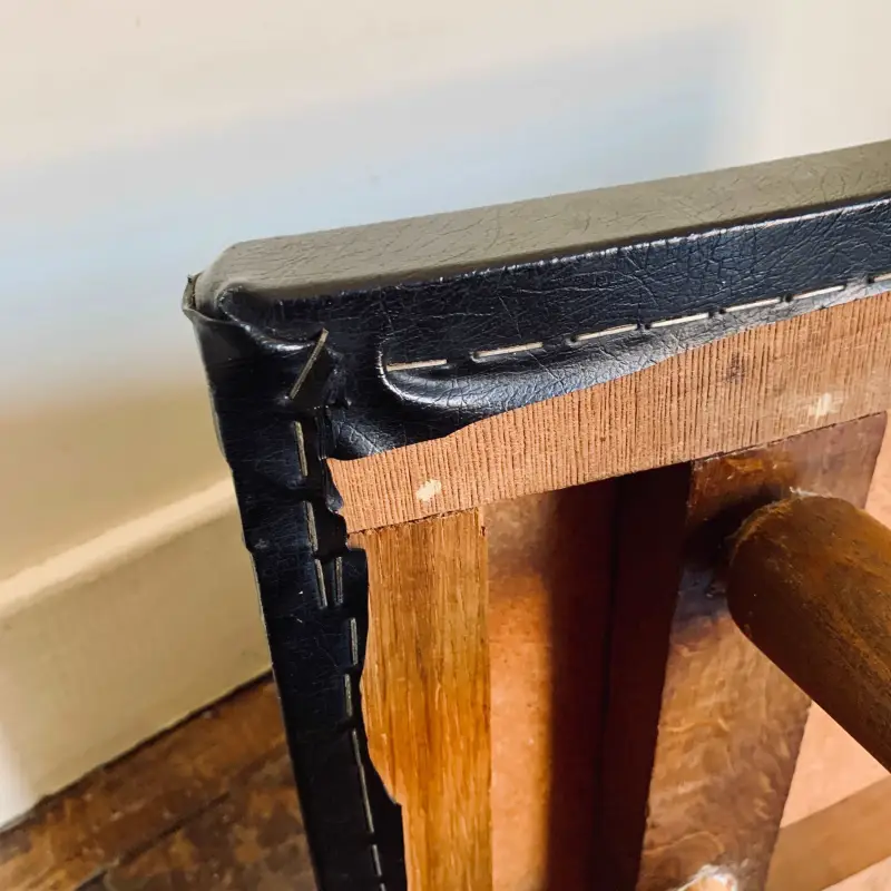 Sgabello vintage in legno con seduta in pelle nera - Olanda 1960