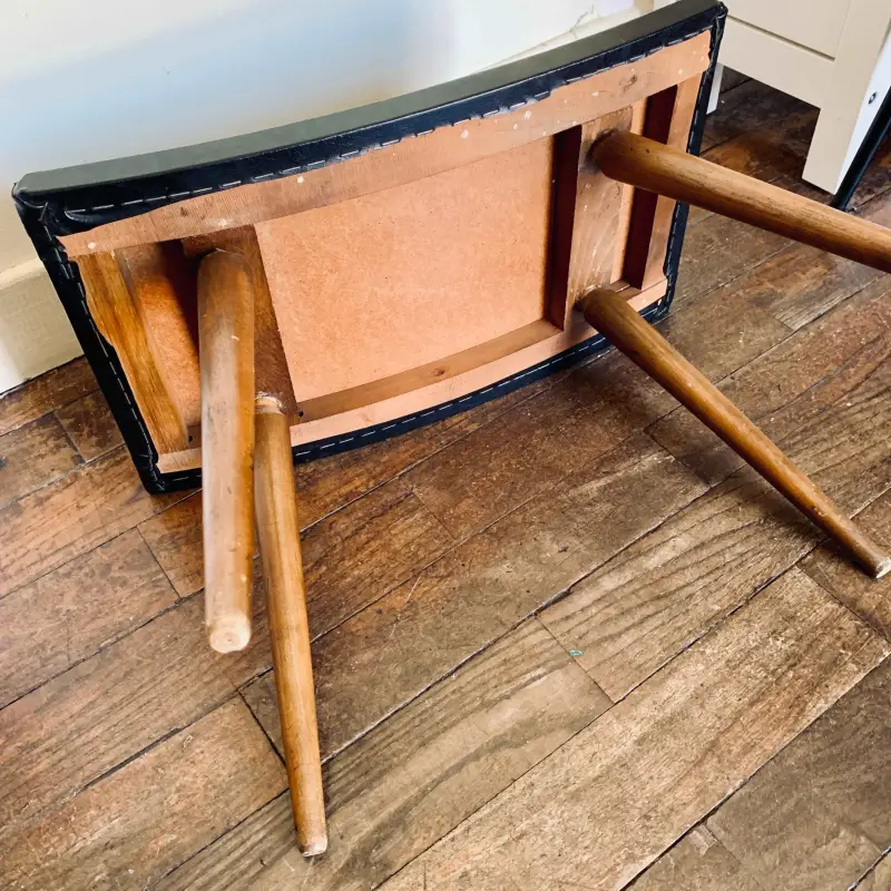 Sgabello vintage in legno con seduta in pelle nera - Olanda 1960