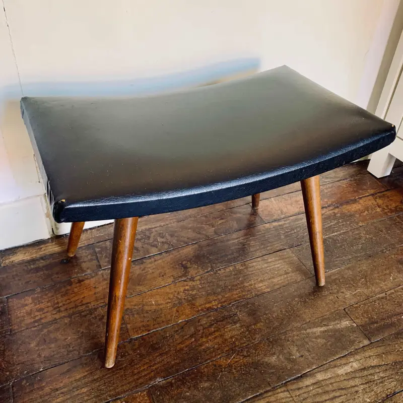 Sgabello vintage in legno con seduta in pelle nera - Olanda 1960