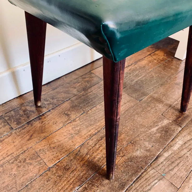 Sgabello vintage in legno con seduta in pelle verde petrolio - Italia 1960