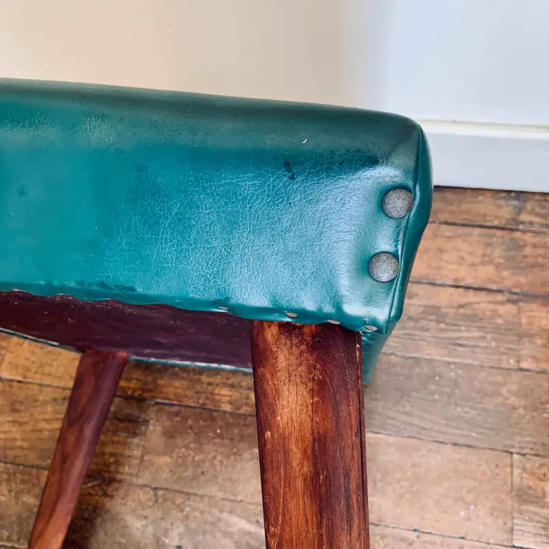 Sgabello vintage in legno con seduta in pelle verde petrolio - Italia 1960