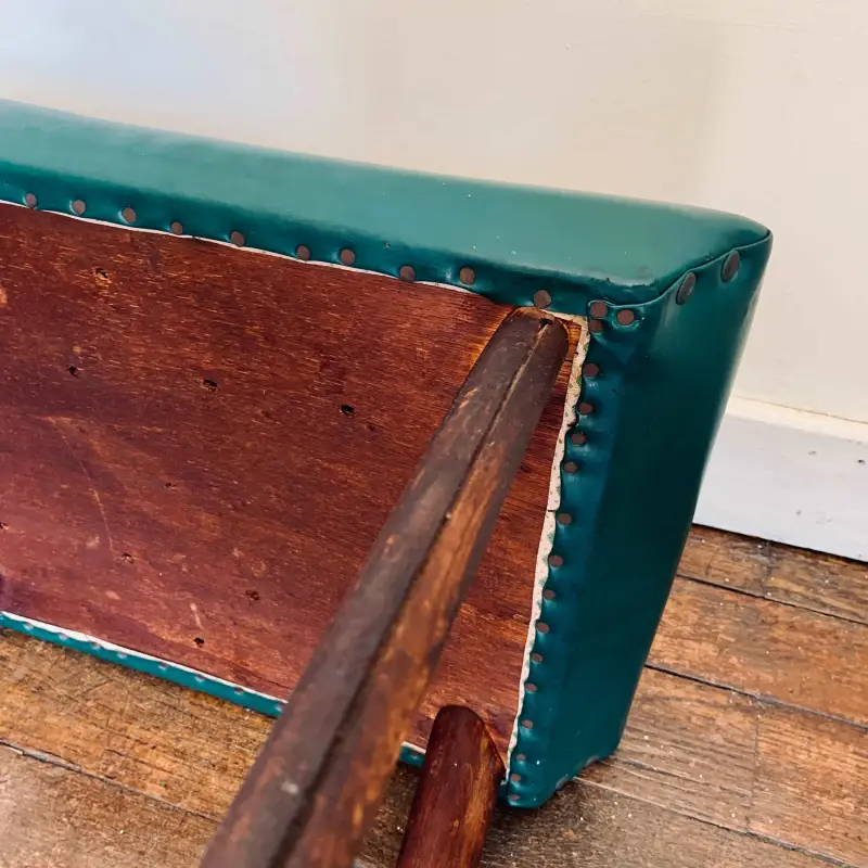 Sgabello vintage in legno con seduta in pelle verde petrolio - Italia 1960