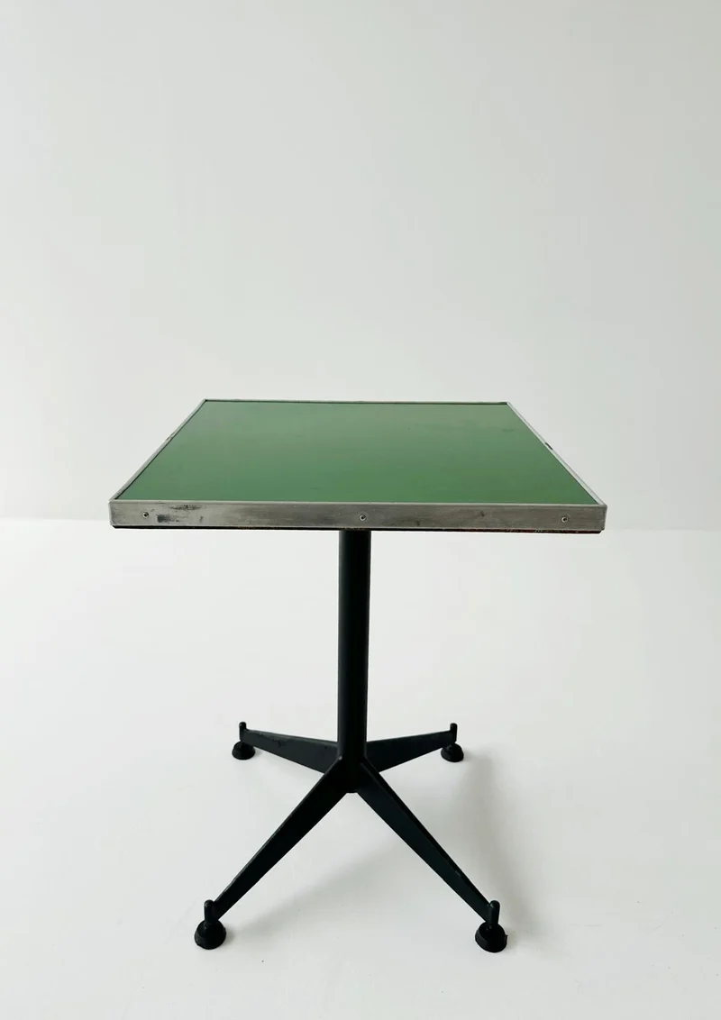 Tavolino con piano verde