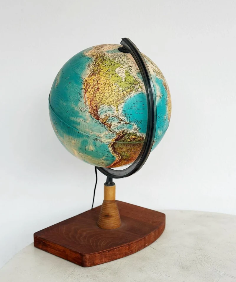 Mappamondo con base in legno