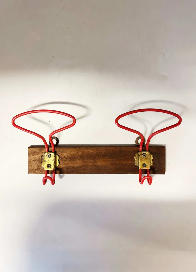 Appendino rosso e legno