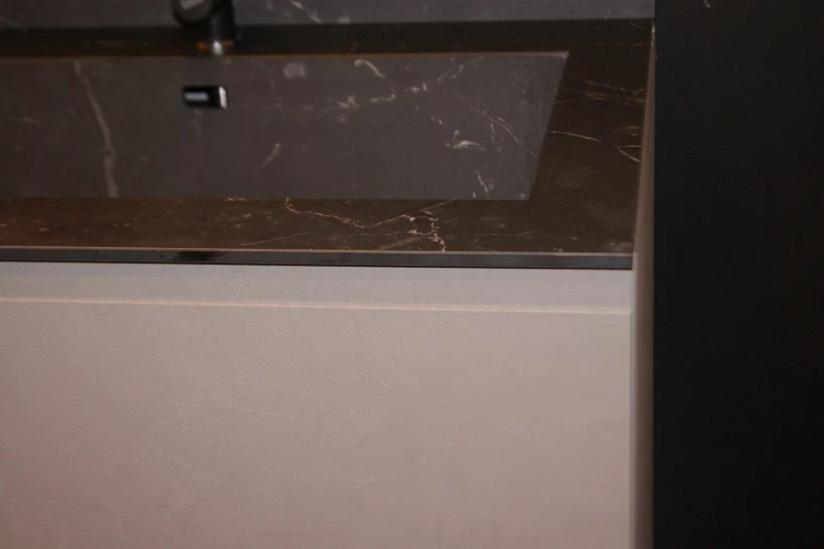 Cucina lineare Arredo 3 Wega in PET Resina Cromo Top HPL Pietra Nera prezzo scontato Outlet
