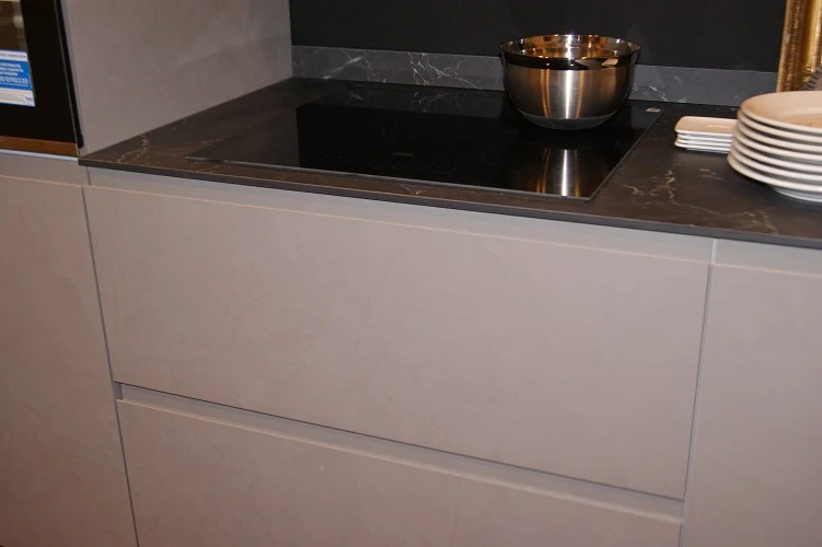 Cucina lineare Arredo 3 Wega in PET Resina Cromo Top HPL Pietra Nera prezzo scontato Outlet