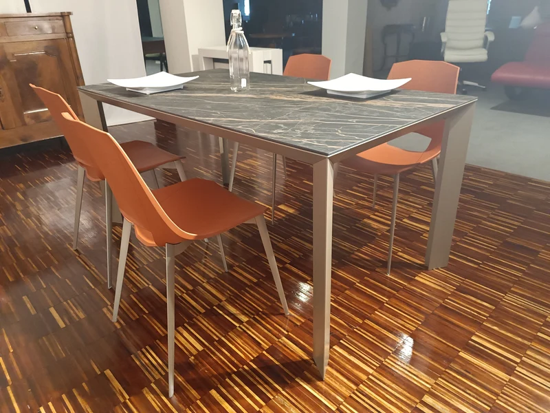 Tavolo allungabile "Diamante" by Pointhouse in metallo verniciato e piano in vetroceramica