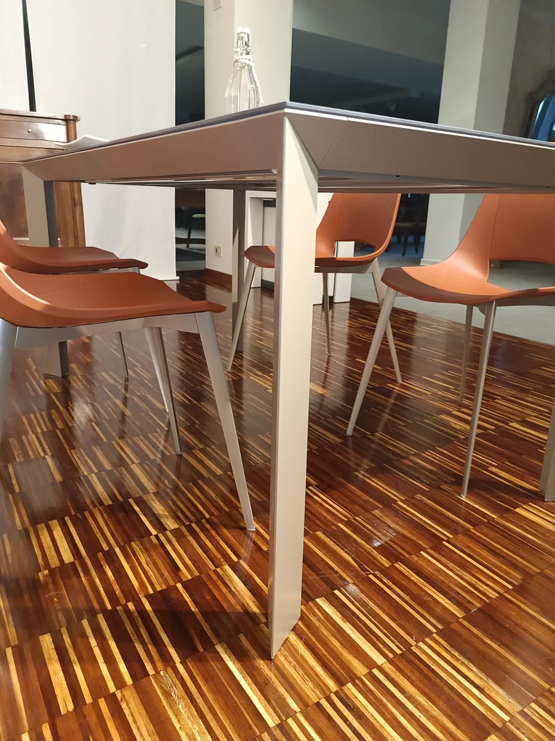 Tavolo allungabile "Diamante" by Pointhouse in metallo verniciato e piano in vetroceramica