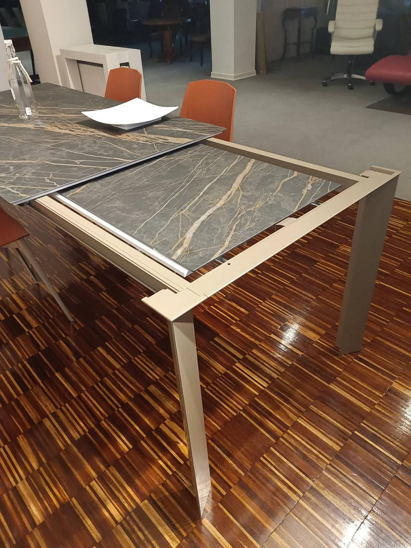 Tavolo allungabile "Diamante" by Pointhouse in metallo verniciato e piano in vetroceramica