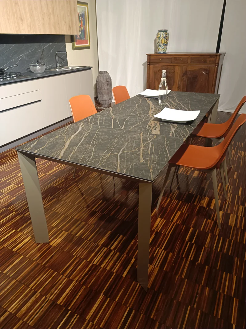 Tavolo allungabile "Diamante" by Pointhouse in metallo verniciato e piano in vetroceramica