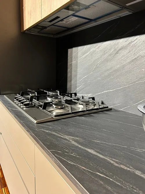 Cucina Moderna Artigianale Made in Italy: Struttura Lineare in Laminato Grigio Struttura e Rovere Miele Offerta Outlet