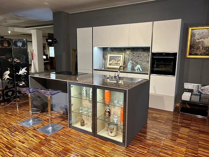 Cucina Moderna Artigianale con Isola Made in Italy: Laccato Bianco, Ceramica Laminam - Offerta Outlet Imperdibile!