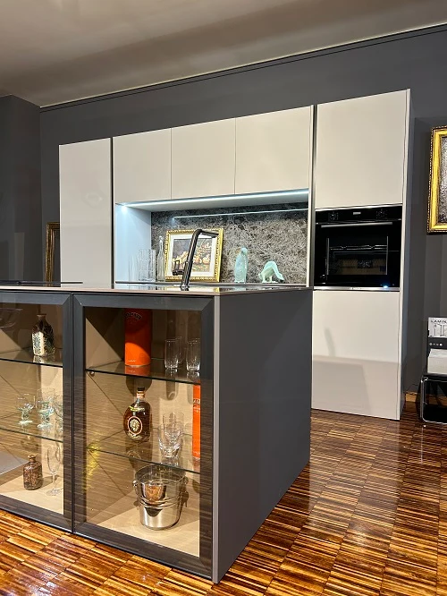Cucina Moderna Artigianale con Isola Made in Italy: Laccato Bianco, Ceramica Laminam - Offerta Outlet Imperdibile!