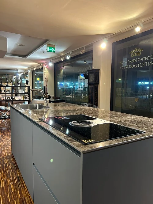 Cucina Moderna Artigianale con Isola Made in Italy: Laccato Bianco, Ceramica Laminam - Offerta Outlet Imperdibile!
