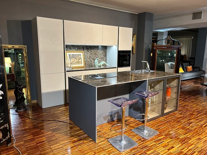 Cucina Moderna Artigianale con Isola Made in Italy: Laccato Bianco, Ceramica Laminam - Offerta Outlet Imperdibile!
