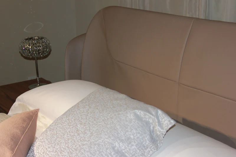 Ermes Letto Matrimoniale Moderno in Pelle dal Carattere Importante con Testata e giroletto in pelle