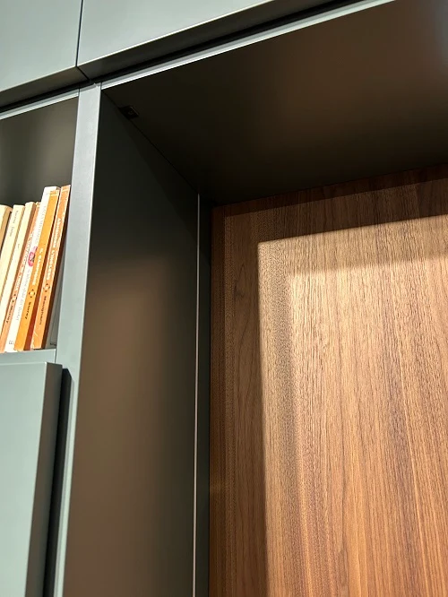 Parete attrezzata "Living system 2024" By Novamobili laccata verde prezzo Scontata Outlet