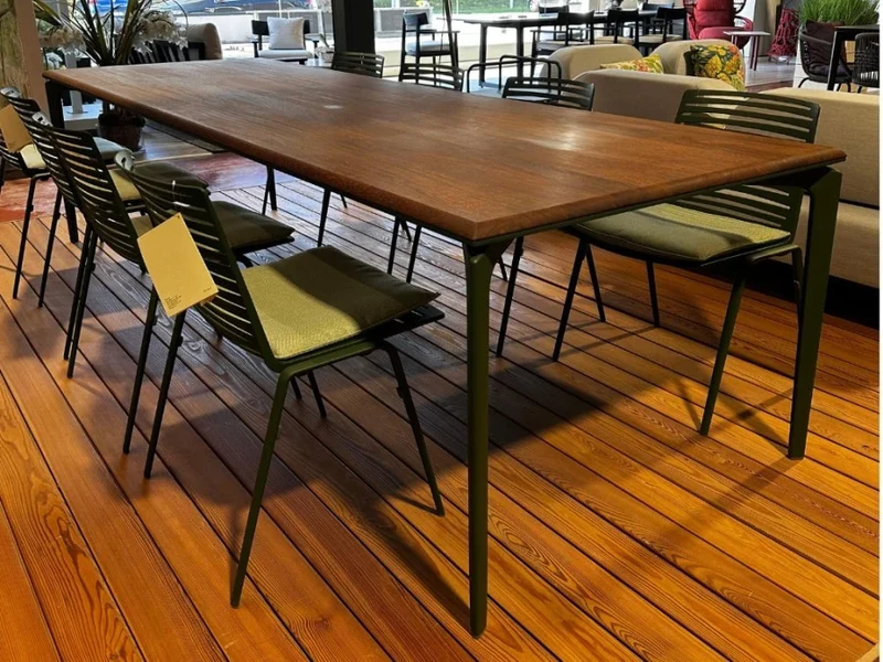 Tavolo Allsize alluminio piano Iroko e 8 sedie zebra
