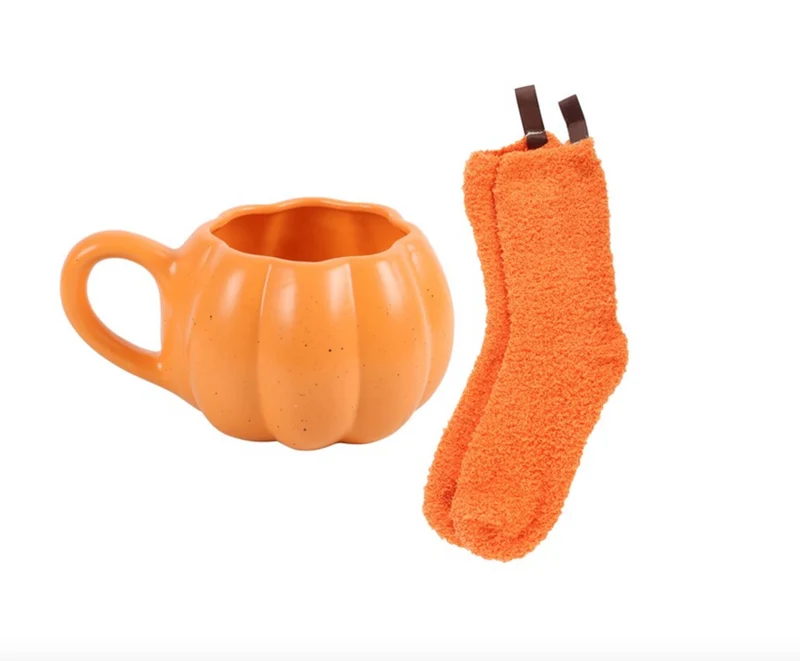 Tazza in ceramica a forma di zucca arancione con calzini in spugna