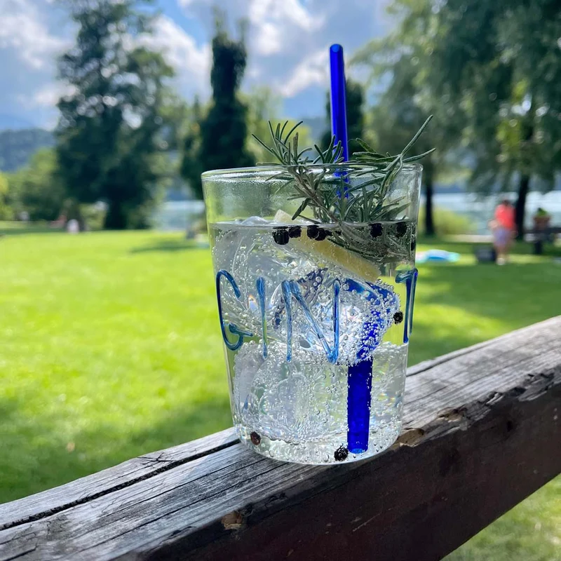 Bicchiere da cocktail "Gin Tonic" con scritta decorativa in vetro colorato blu