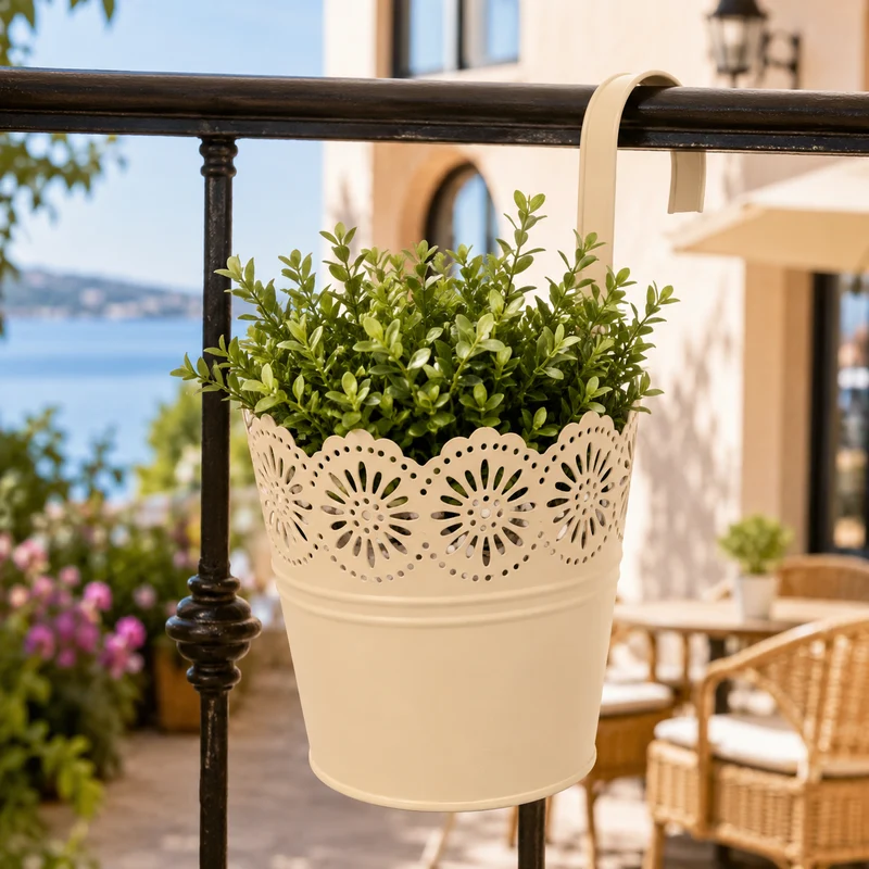 Fioriera pensile in zinco opaco con bordo traforato e gancio – arancio e terracotta