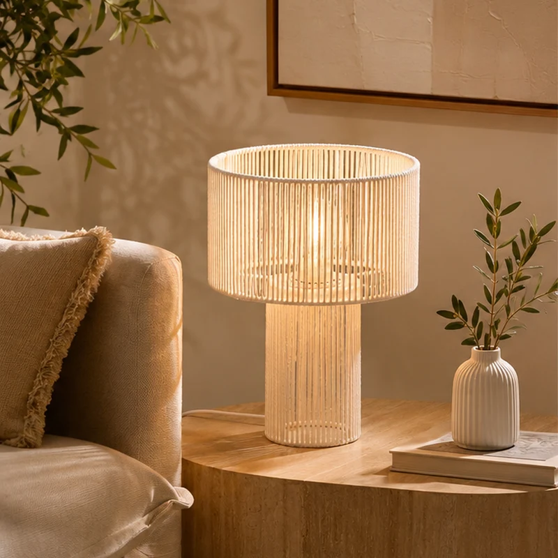 Lampada da tavolo traforata in acciaio e cotone bianco H34 cm – Miria