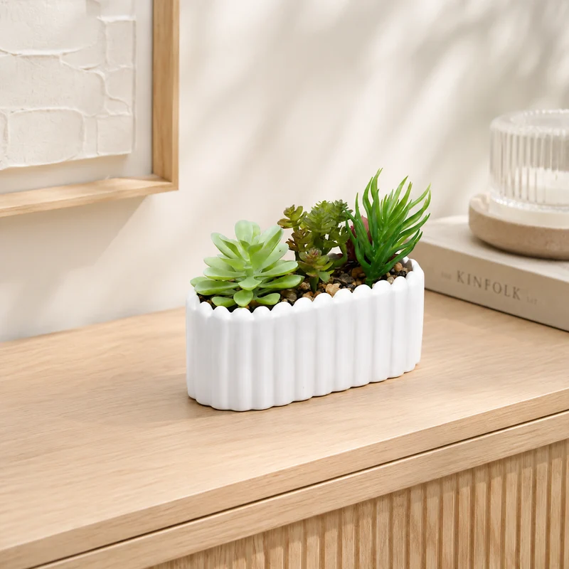 Fioriera ovale con piantina artificiale e ghiaia decorativa – Wida