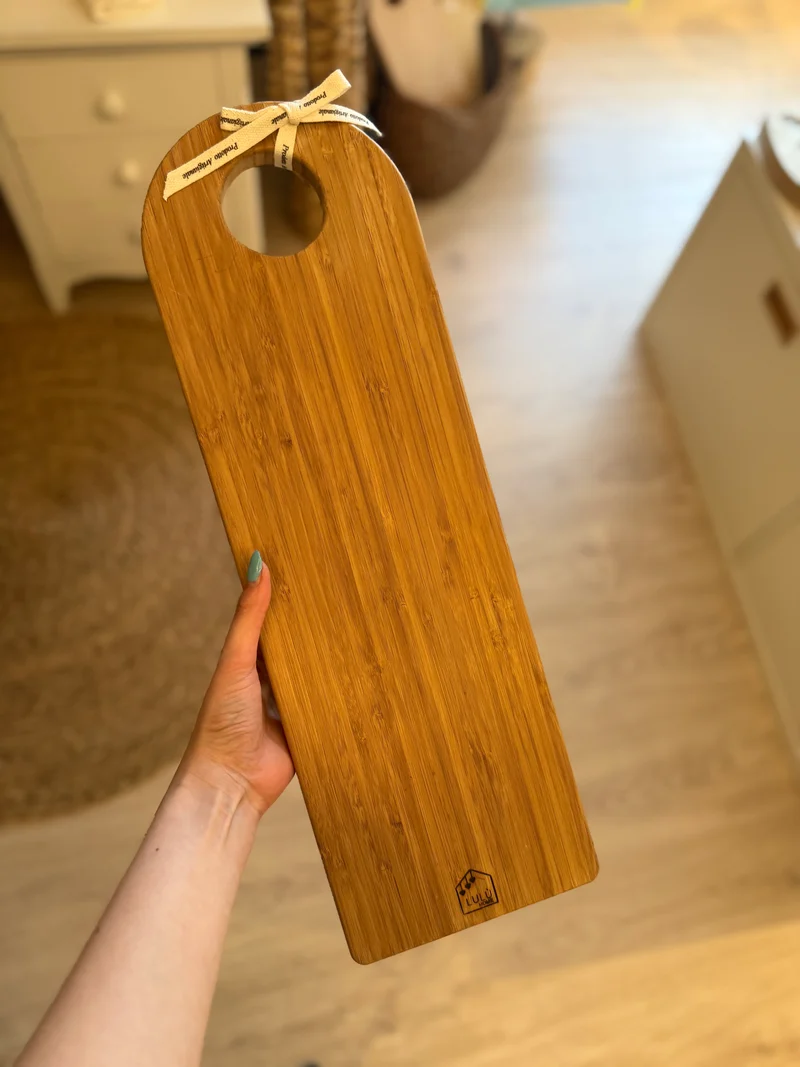 Tagliere lungo a forma di arco in legno di bambù tinta caramello