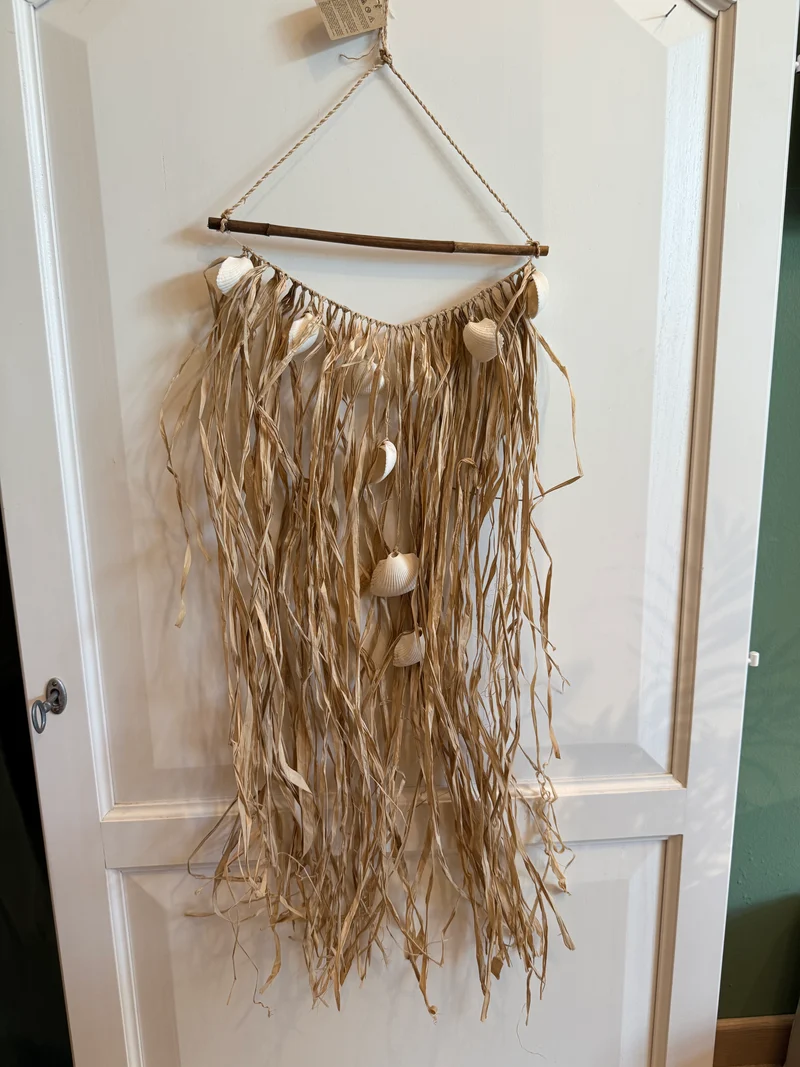 Decorazione da appendere in rafia e conchiglie