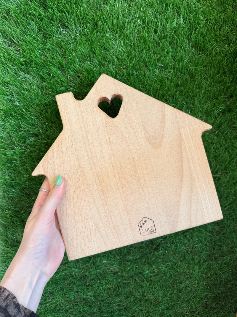 Tagliere piccolo a forma di casetta con cuore in legno di faggio