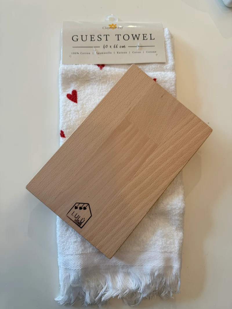Auguri Love - Sottopentola in legno chiaro + Asciugamano in morbido cotone con cuoricini rossi
