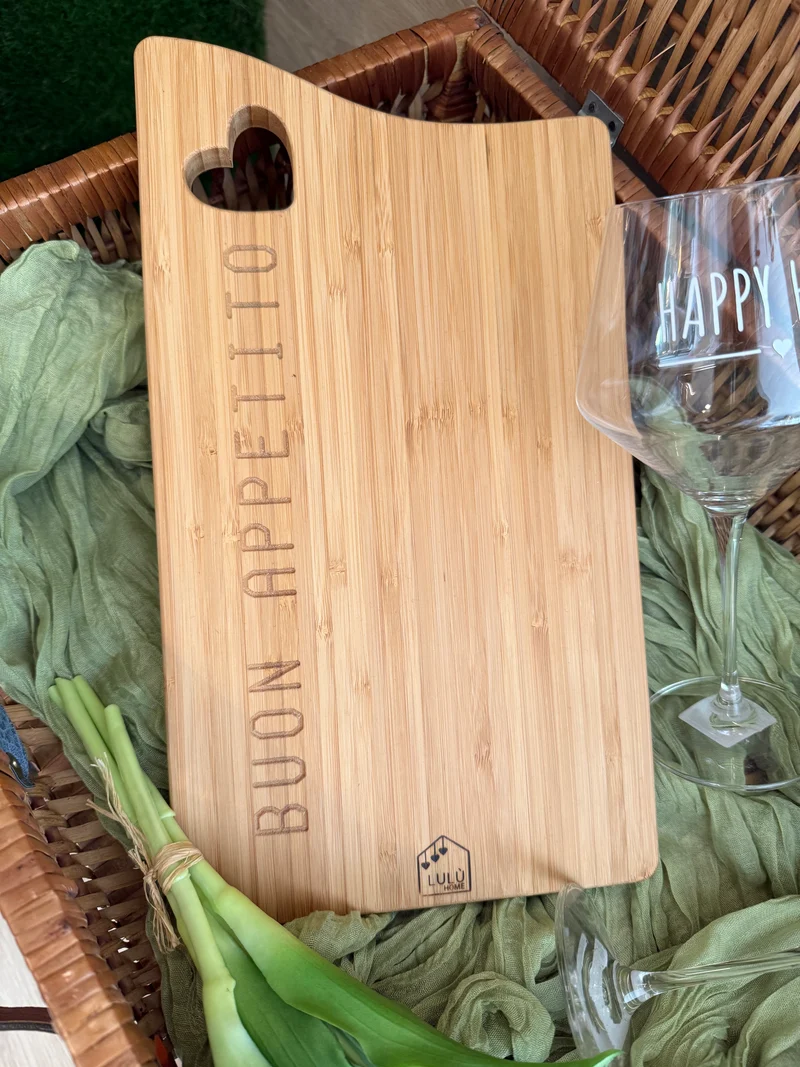Tagliere con cuore e scritta "Buon Appetito" in legno di bambù tinta naturale