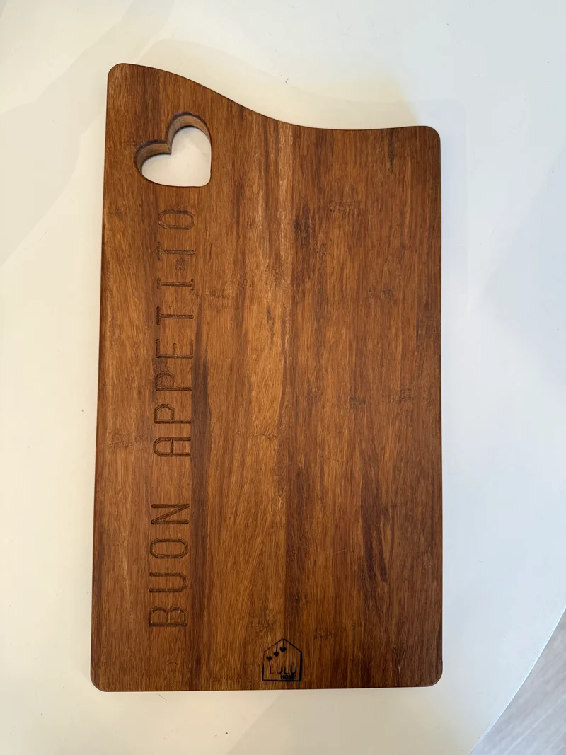 Tagliere con cuore e scritta "Buon Appetito" in legno di bambù tinta caffè