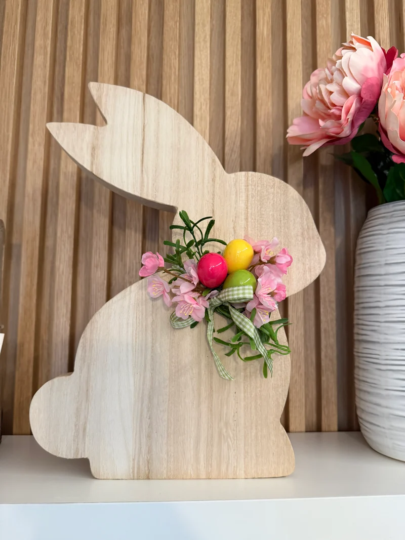 Coniglio Lola in legno con decoro floreale
