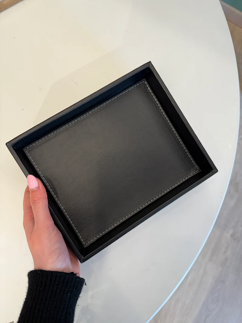 Svuota tasche in ecopelle nero con cuciture bianche