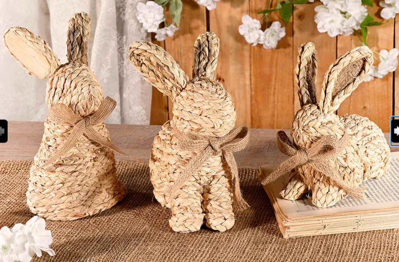 Decorazione coniglietto in fibra vegetale intrecciata con fiocco in juta