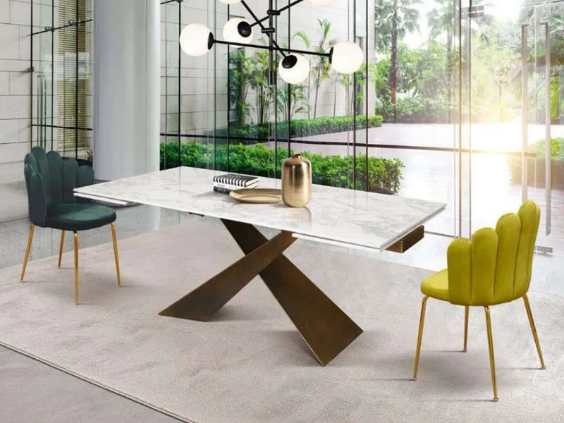 Louis II - Tavolo con top opaco in ceramica bianco arabesco e gambe metallo