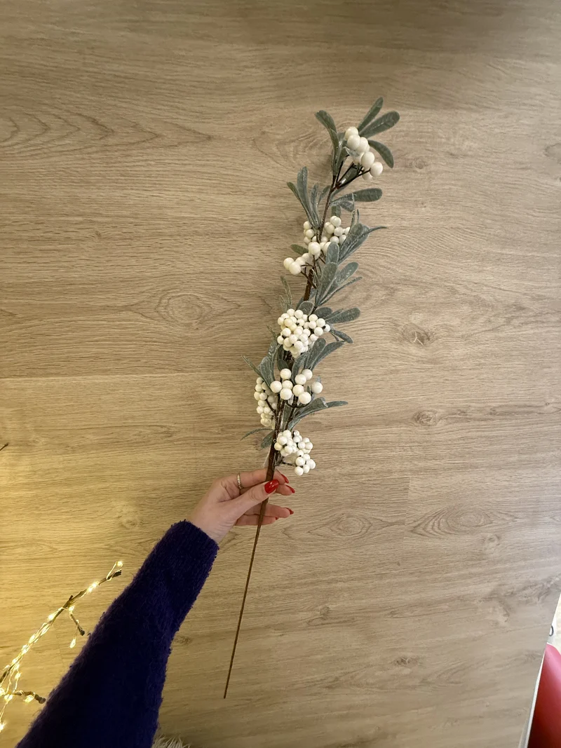 Ramo con bacche bianche innevata effetto glitter