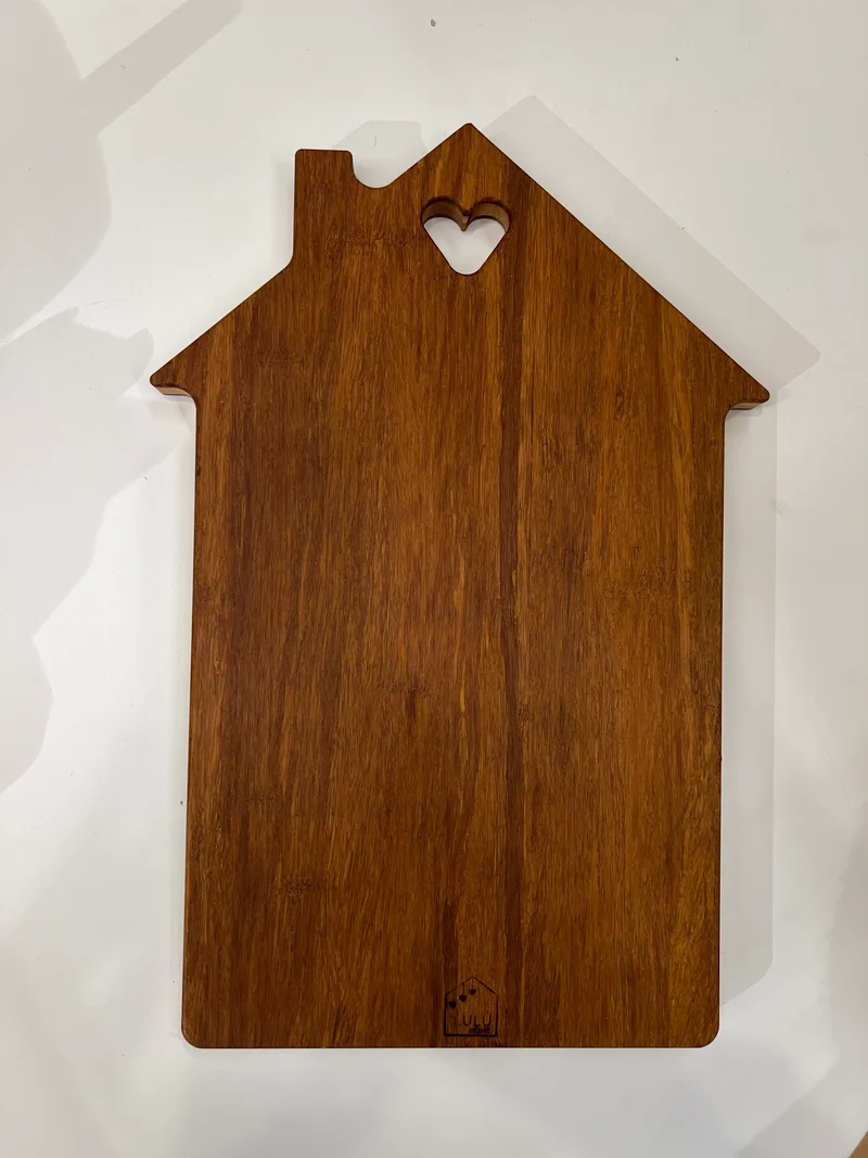 Tagliere a forma di casetta con cuore in legno di bambù tinta caffè