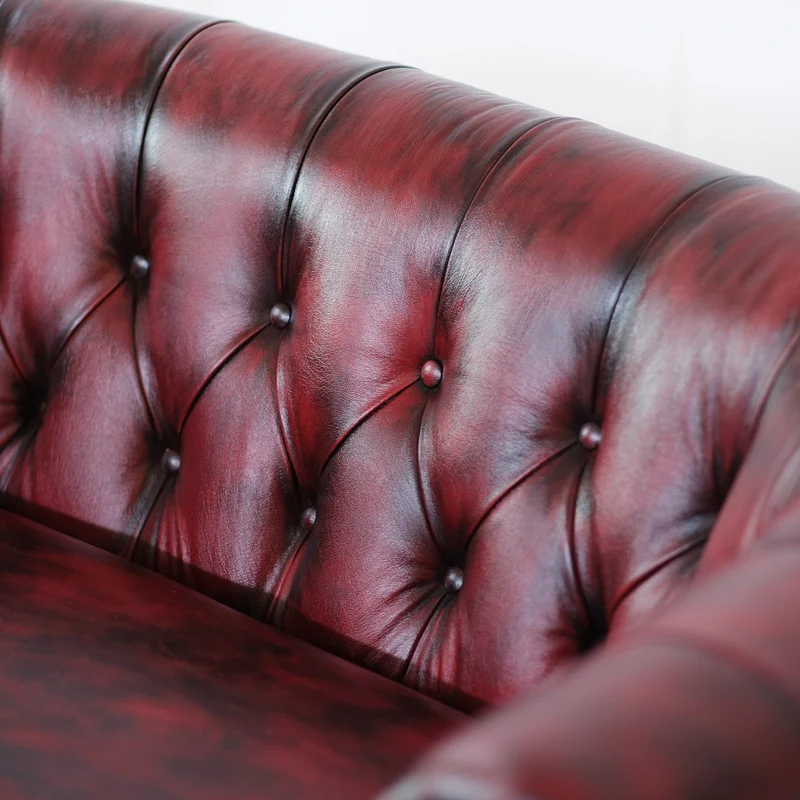 Divano Chesterino in pelle fiore bordeaux stile old America rifinita a mano
