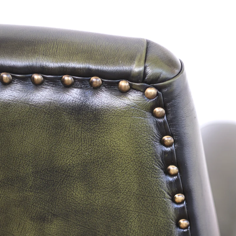 Poltrona design vintage Vico pelle fiore verde stile old America rifinita a mano con borchie anticate e gambe nere e ottone